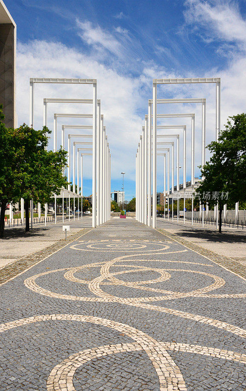 葡萄牙人行道- calçada - Alameda dos Oceanos的鹅卵石路面，里斯本，葡萄牙